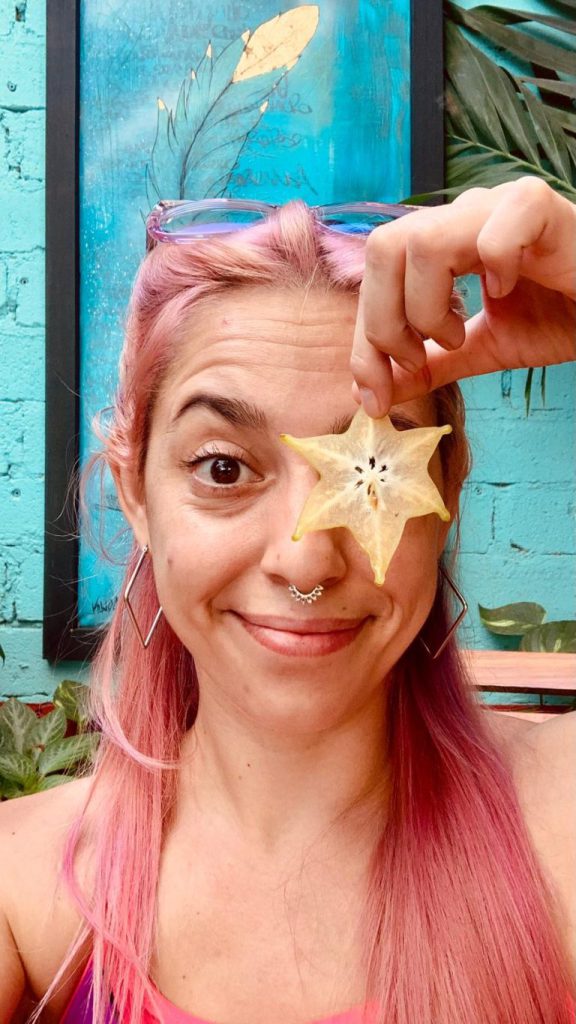 Cibeles mostrando una fruta